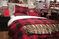 Amazing Winter Bedroom Decorating Ideas For Your Comfortable Sleep34