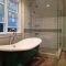 Minimalist Bathroom Bathtub Remodel Ideas27