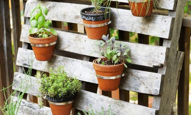 49 Fantastic Outdoor Vertical Garden Ideas For Small Space - BESTHOMISH