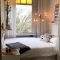 Amazing Small Apartment Bedroom Decoration Ideas11