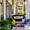 Luxury And Elegant Porch Design35